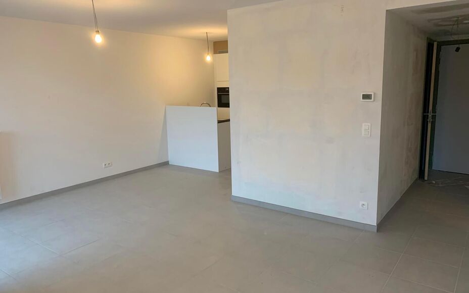 LEEMANS immobiliën vous propose cet appartement moderne de nouvelle construction. A louer à TOP LOCATION au centre d'Asse/église de la soie.
Vous cherchez un appartement très confortable à distance de marche de l'église (50 m), du marché (250 m) av