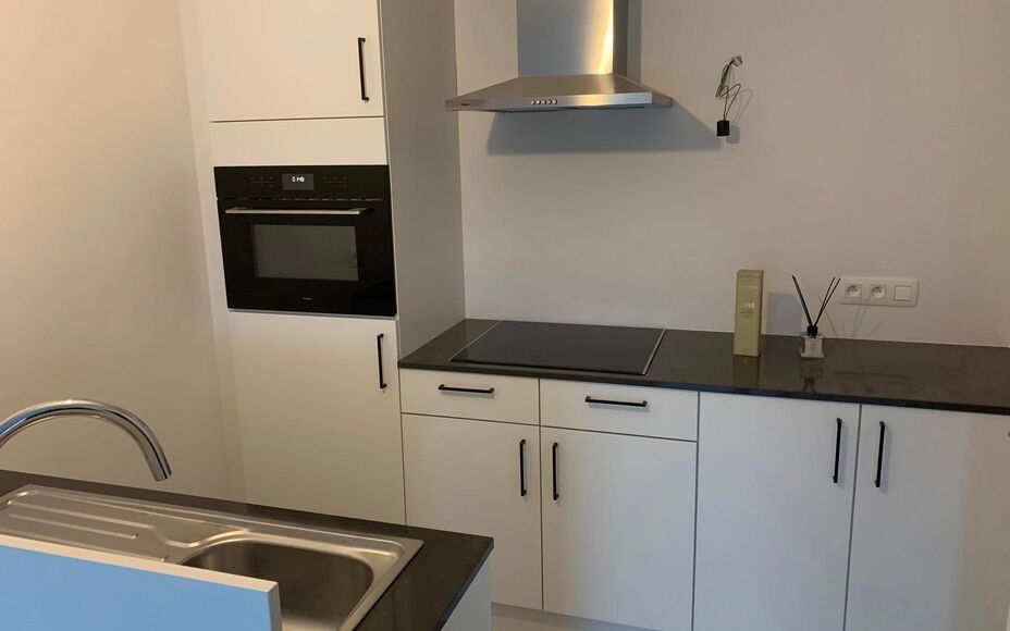 LEEMANS immobiliën vous propose cet appartement moderne de nouvelle construction. A louer à TOP LOCATION au centre d'Asse/église de la soie.
Vous cherchez un appartement très confortable à distance de marche de l'église (50 m), du marché (250 m) av