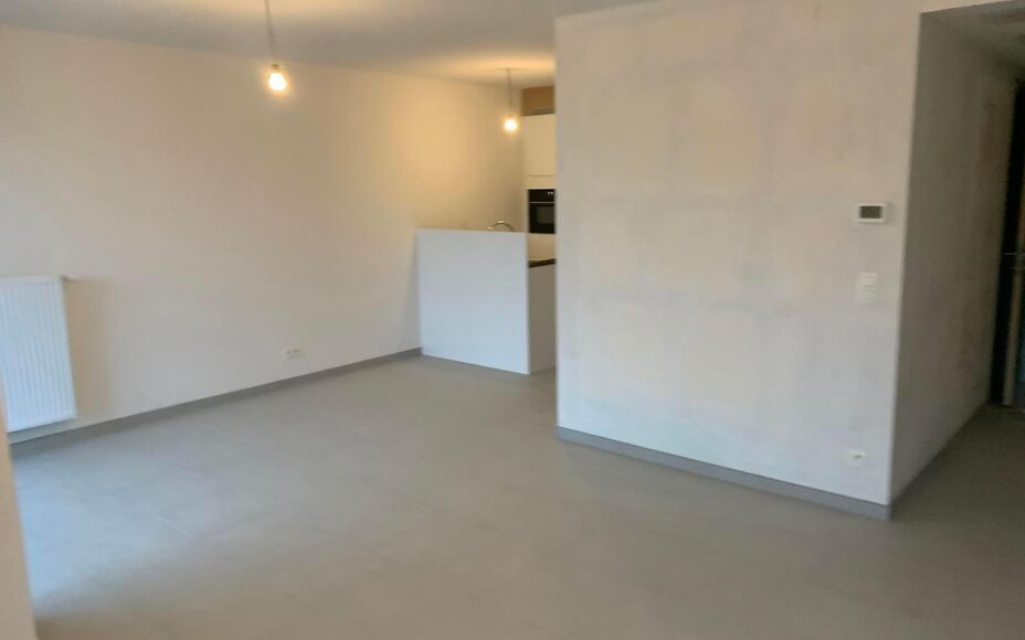 LEEMANS immobiliën vous propose cet appartement moderne de nouvelle construction. A louer à TOP LOCATION au centre d'Asse/église de la soie.
Vous cherchez un appartement très confortable à distance de marche de l'église (50 m), du marché (250 m) av