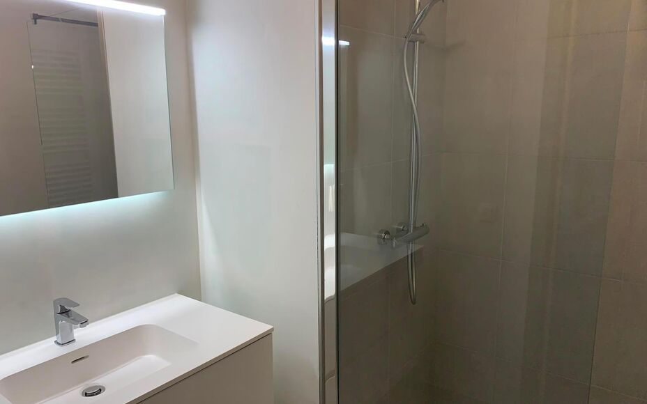 LEEMANS immobiliën vous propose cet appartement moderne de nouvelle construction. A louer à TOP LOCATION au centre d'Asse/église de la soie.
Vous cherchez un appartement très confortable à distance de marche de l'église (50 m), du marché (250 m) av