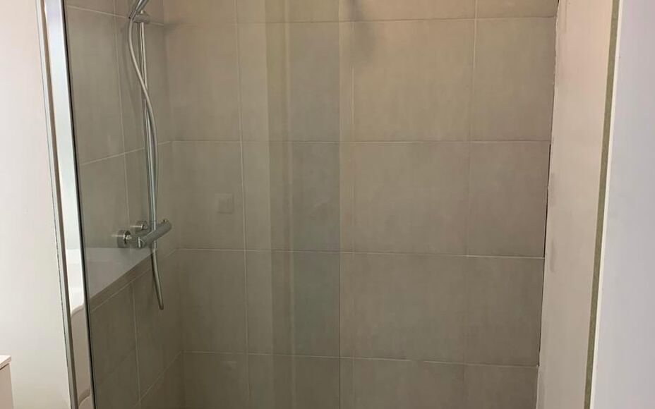 LEEMANS immobiliën vous propose cet appartement moderne de nouvelle construction. A louer à TOP LOCATION au centre d'Asse/église de la soie.
Vous cherchez un appartement très confortable à distance de marche de l'église (50 m), du marché (250 m) av