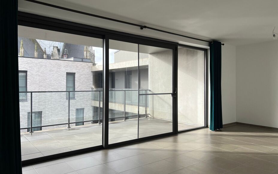 LEEMANS IMMOBILIËN propose à la location un appartement nouvellement construit, situé dans un emplacement idéal à proximité du centre d'Asse.  

Vous recherchez un appartement très confortable à quelques pas du marché et des rues commerçantes? A