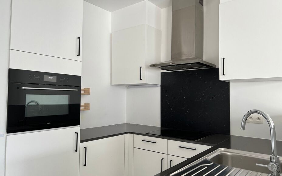 LEEMANS IMMOBILIËN propose à la location un appartement nouvellement construit, situé dans un emplacement idéal à proximité du centre d'Asse.  

Vous recherchez un appartement très confortable à quelques pas du marché et des rues commerçantes? A