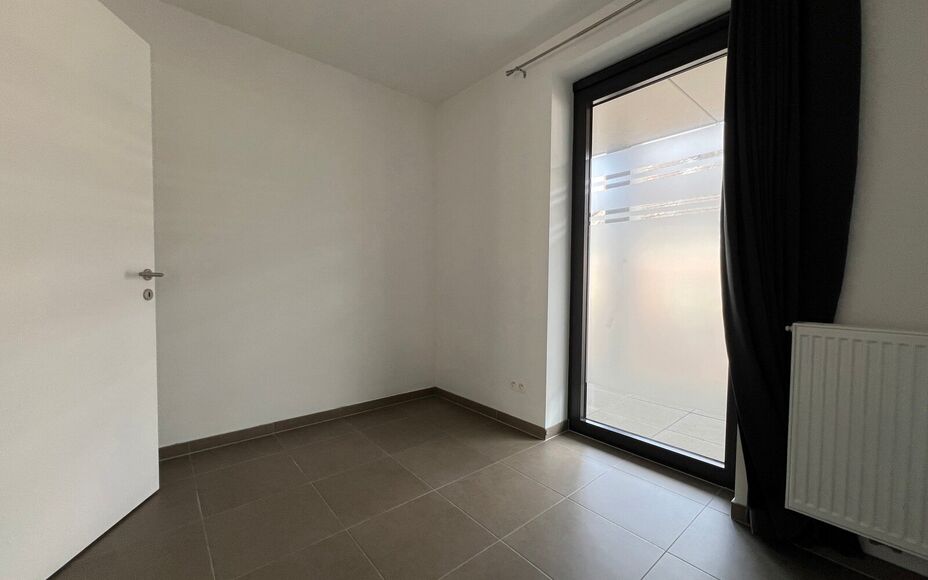 LEEMANS IMMOBILIËN propose à la location un appartement nouvellement construit, situé dans un emplacement idéal à proximité du centre d'Asse.  

Vous recherchez un appartement très confortable à quelques pas du marché et des rues commerçantes? A