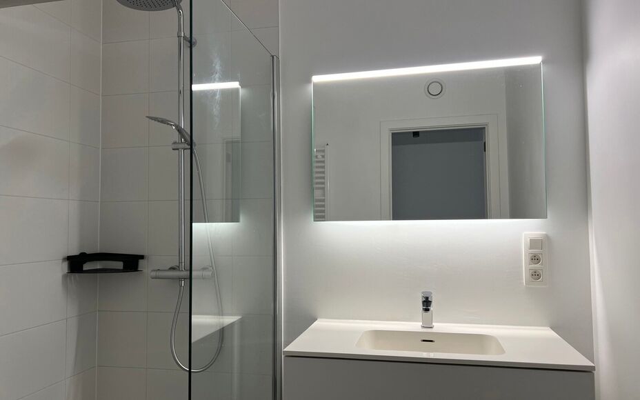 LEEMANS IMMOBILIËN propose à la location un appartement nouvellement construit, situé dans un emplacement idéal à proximité du centre d'Asse.  

Vous recherchez un appartement très confortable à quelques pas du marché et des rues commerçantes? A