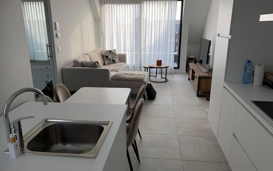 Ce magnifique appartement neuf est situé en plein cœur d'Asse, dans un quartier extrêmement calme et à proximité immédiate de toutes les commodités. Commerces, transports en commun, écoles, installations sportives et grands axes routiers sont acce