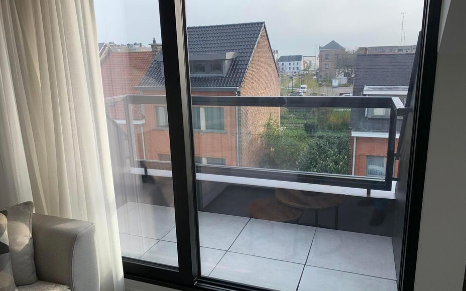 Ce magnifique appartement neuf est situé en plein cœur d'Asse, dans un quartier extrêmement calme et à proximité immédiate de toutes les commodités. Commerces, transports en commun, écoles, installations sportives et grands axes routiers sont acce