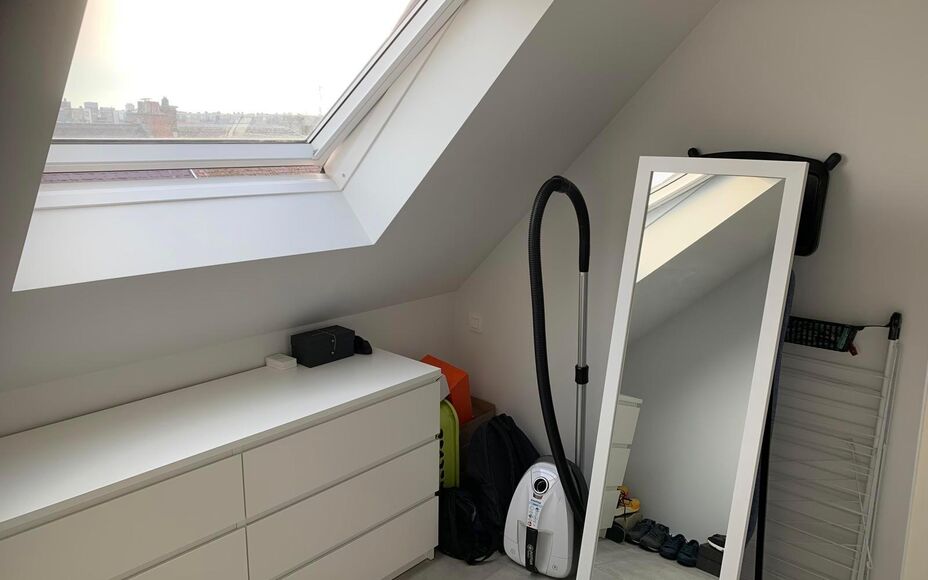 Ce magnifique appartement neuf est situé en plein cœur d'Asse, dans un quartier extrêmement calme et à proximité immédiate de toutes les commodités. Commerces, transports en commun, écoles, installations sportives et grands axes routiers sont acce