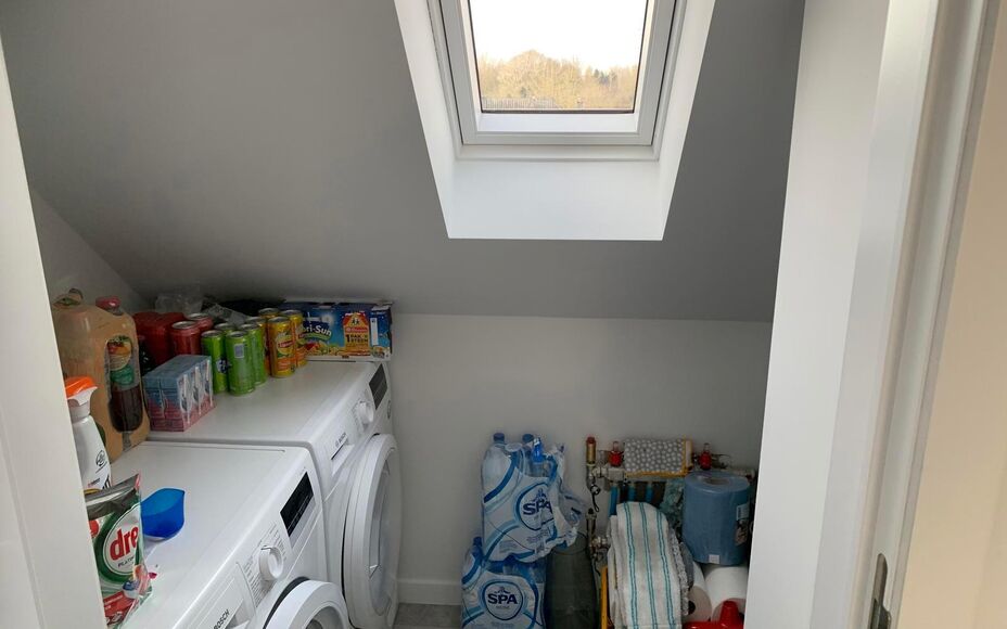 Ce magnifique appartement neuf est situé en plein cœur d'Asse, dans un quartier extrêmement calme et à proximité immédiate de toutes les commodités. Commerces, transports en commun, écoles, installations sportives et grands axes routiers sont acce