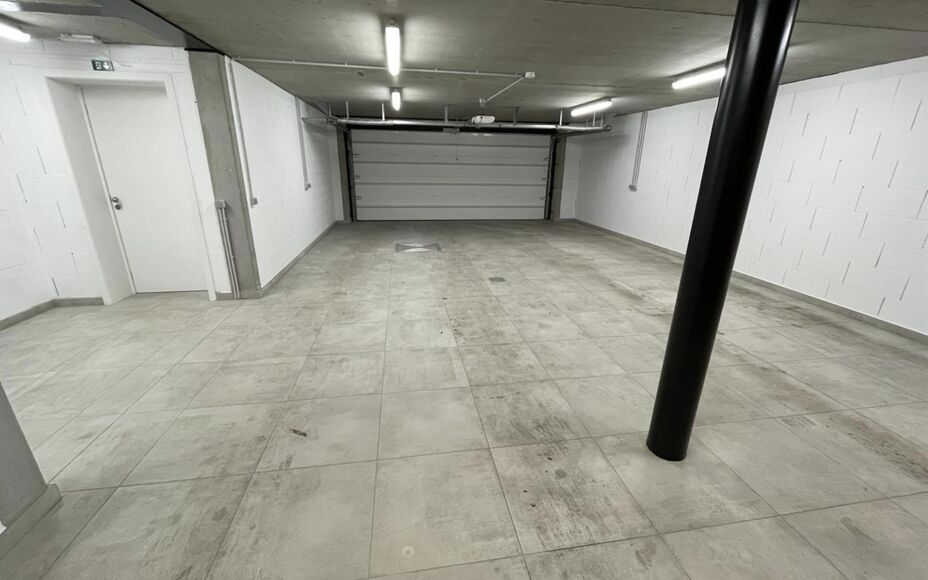 Ce magnifique appartement neuf est situé en plein cœur d'Asse, dans un quartier extrêmement calme et à proximité immédiate de toutes les commodités. Commerces, transports en commun, écoles, installations sportives et grands axes routiers sont acce