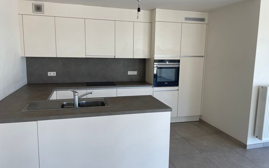 LEEMANS Immobiliën vous propose ce charmant appartement neuf, situé en plein cœur de Groot-Bijgaarden. Faisant partie d'une petite résidence dans un quartier résidentiel calme, il se trouve au deuxième étage et à proximité immédiate de toutes le