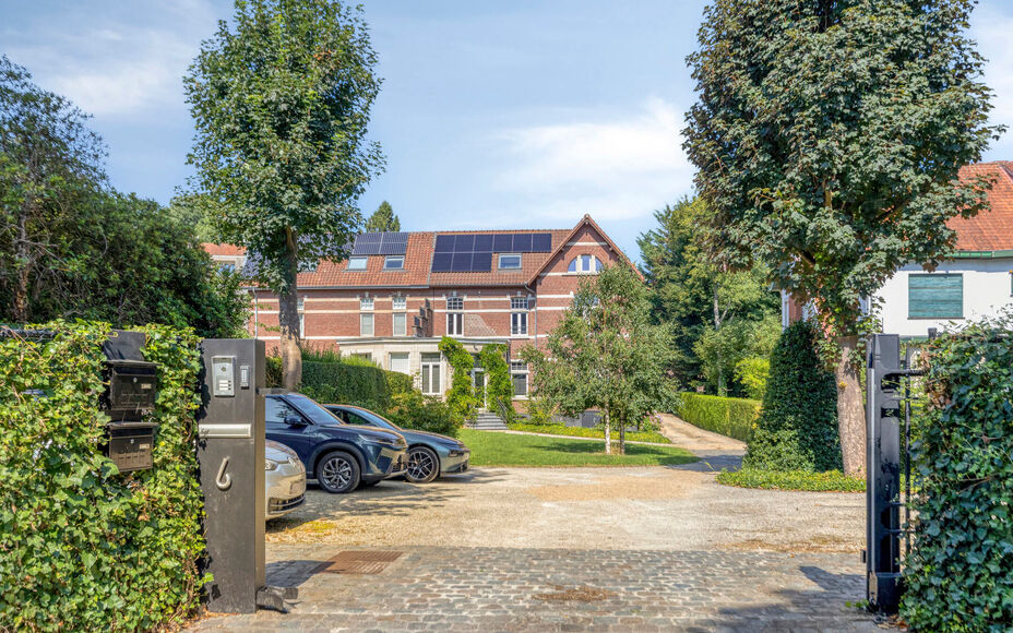 Leemans Immobiliën vous propose à la location ce spacieux et charmant appartement duplex, idéalement situé au cœur de Dilbeek.Grâce à son emplacement privilégié, commerces, écoles, transports en commun, installations sportives et grands axes rou