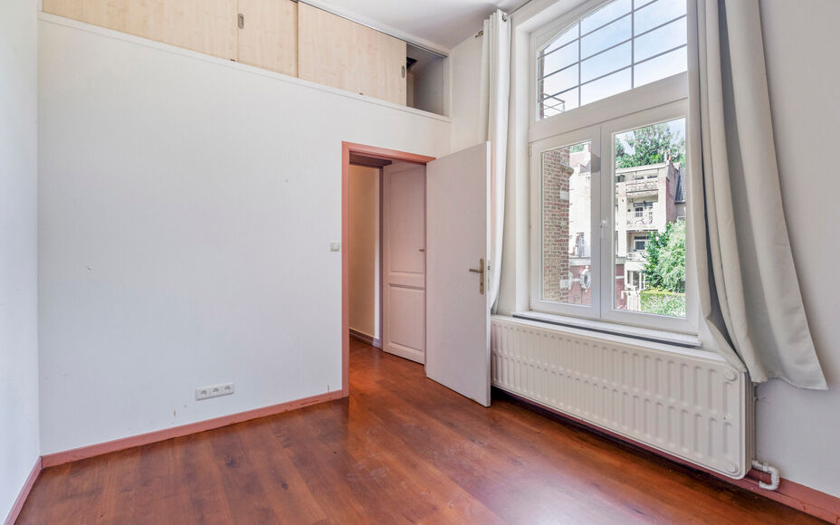 Leemans Immobiliën vous propose à la location ce spacieux et charmant appartement duplex, idéalement situé au cœur de Dilbeek.Grâce à son emplacement privilégié, commerces, écoles, transports en commun, installations sportives et grands axes rou