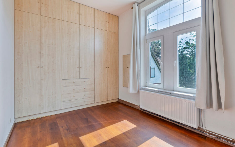 Leemans Immobiliën vous propose à la location ce spacieux et charmant appartement duplex, idéalement situé au cœur de Dilbeek.Grâce à son emplacement privilégié, commerces, écoles, transports en commun, installations sportives et grands axes rou