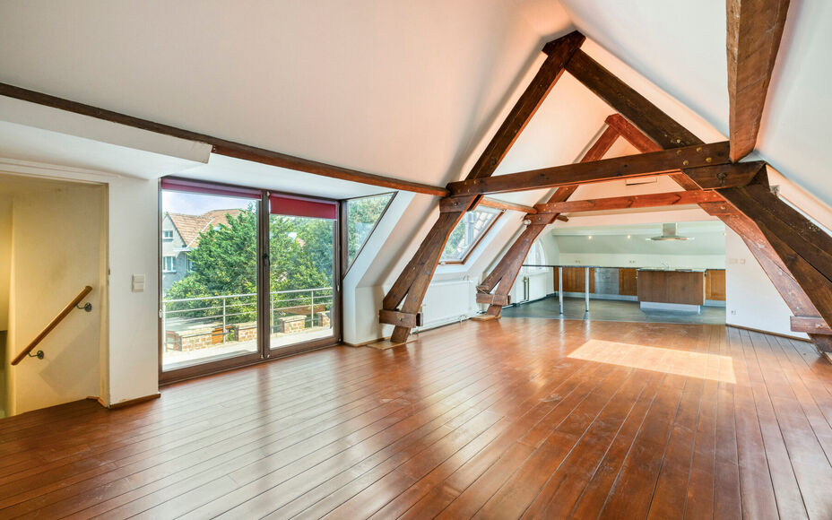 Leemans Immobiliën vous propose à la location ce spacieux et charmant appartement duplex, idéalement situé au cœur de Dilbeek.Grâce à son emplacement privilégié, commerces, écoles, transports en commun, installations sportives et grands axes rou
