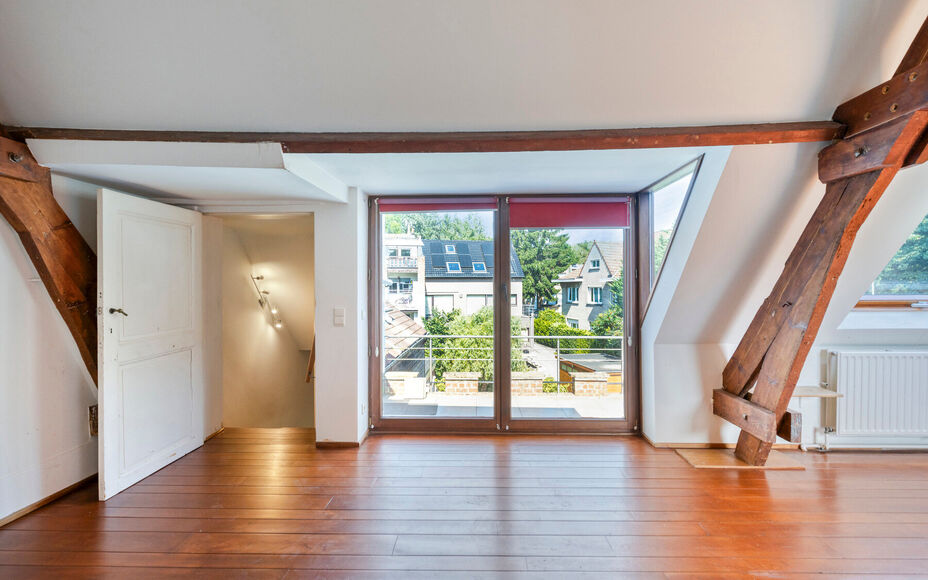 Leemans Immobiliën vous propose à la location ce spacieux et charmant appartement duplex, idéalement situé au cœur de Dilbeek.Grâce à son emplacement privilégié, commerces, écoles, transports en commun, installations sportives et grands axes rou