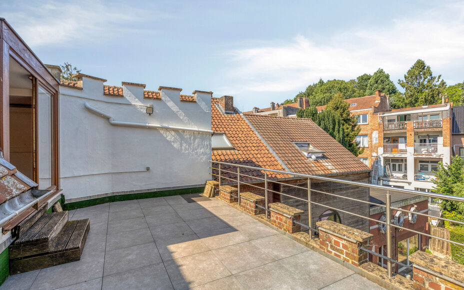 Leemans Immobiliën vous propose à la location ce spacieux et charmant appartement duplex, idéalement situé au cœur de Dilbeek.Grâce à son emplacement privilégié, commerces, écoles, transports en commun, installations sportives et grands axes rou