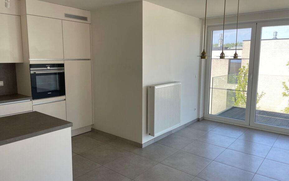 LEEMANS Immobiliën vous propose ce charmant appartement neuf, situé en plein cœur de Groot-Bijgaarden. Faisant partie d'une petite résidence dans un quartier résidentiel calme, il se trouve au deuxième étage et à proximité immédiate de toutes le