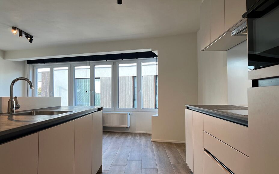 LEEMANS IMMOBILIËN vous propose à la location un appartement de deux chambres prêt à emménager, situé dans un endroit idéal dans la commune de Liedekerke.  

Vous recherchez un appartement très bien entretenu et récemment rénové, qui est dispon