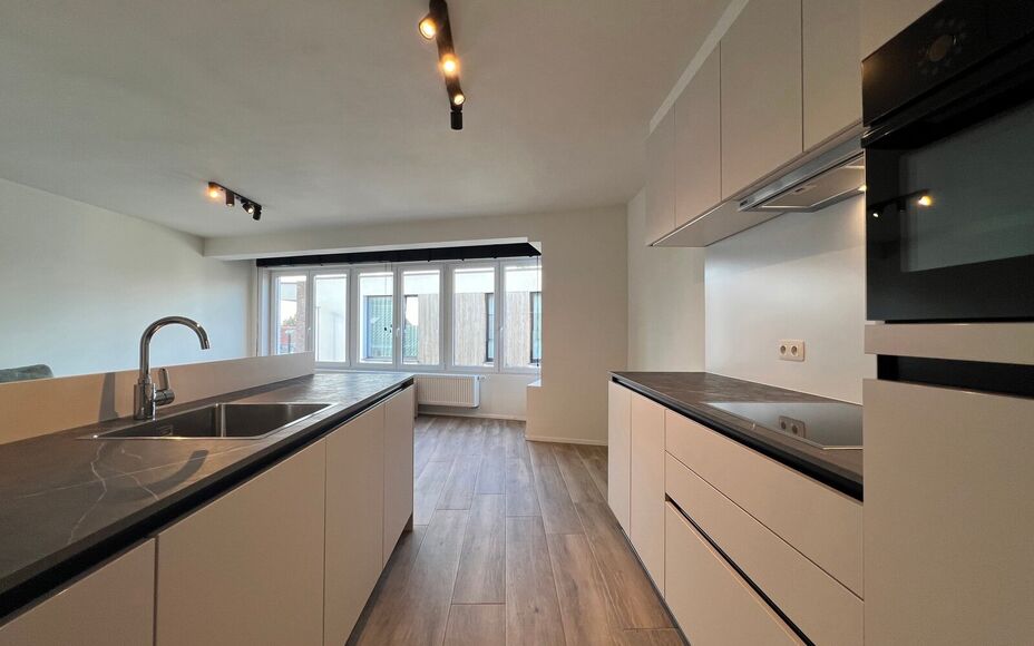 LEEMANS IMMOBILIËN vous propose à la location un appartement de deux chambres prêt à emménager, situé dans un endroit idéal dans la commune de Liedekerke.  

Vous recherchez un appartement très bien entretenu et récemment rénové, qui est dispon