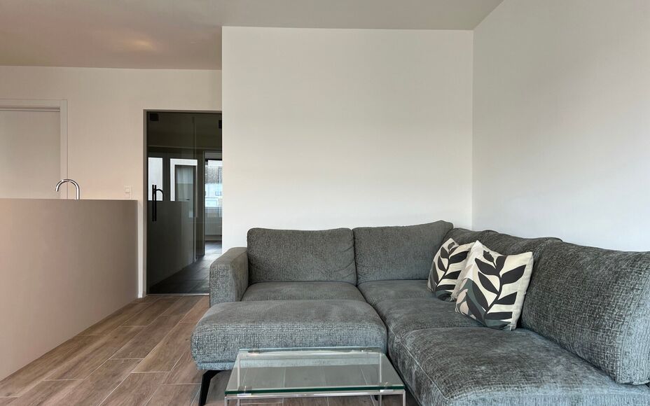 LEEMANS IMMOBILIËN vous propose à la location un appartement de deux chambres prêt à emménager, situé dans un endroit idéal dans la commune de Liedekerke.  

Vous recherchez un appartement très bien entretenu et récemment rénové, qui est dispon