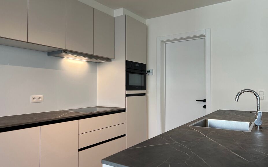 LEEMANS IMMOBILIËN vous propose à la location un appartement de deux chambres prêt à emménager, situé dans un endroit idéal dans la commune de Liedekerke.  

Vous recherchez un appartement très bien entretenu et récemment rénové, qui est dispon