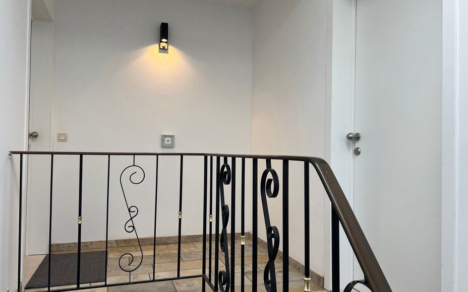 LEEMANS IMMOBILIËN vous propose à la location un appartement de deux chambres prêt à emménager, situé dans un endroit idéal dans la commune de Liedekerke.  

Vous recherchez un appartement très bien entretenu et récemment rénové, qui est dispon