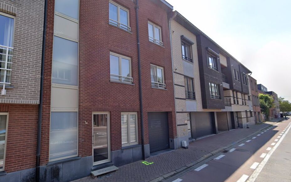 Leemans Immobiliën vous propose cet appartement T3 (2 chambres) en plein cœur de Merchtem. Grâce à son emplacement central, toutes les commodités (commerces, transports en commun, écoles et installations sportives) sont accessibles à pied. L'appart