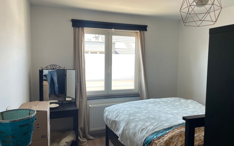 Leemans Immobiliën vous propose cet appartement T3 (2 chambres) en plein cœur de Merchtem. Grâce à son emplacement central, toutes les commodités (commerces, transports en commun, écoles et installations sportives) sont accessibles à pied. L'appart
