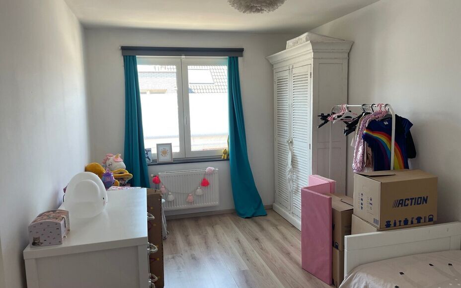 Leemans Immobiliën vous propose cet appartement T3 (2 chambres) en plein cœur de Merchtem. Grâce à son emplacement central, toutes les commodités (commerces, transports en commun, écoles et installations sportives) sont accessibles à pied. L'appart