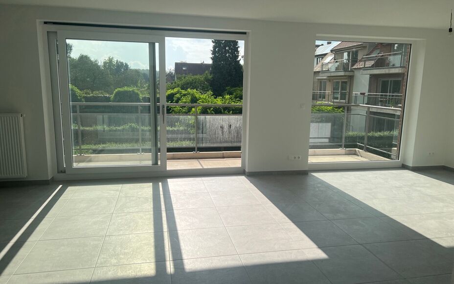 Cet appartement de construction nouvelle situé dans le centre d'Opwijk offre tout le confort de la vie dans un endroit unique.

En entrant, vous passez par le hall d'entrée spacieux, puis par une porte en verre de qualité pour accéder au salon. L'espa