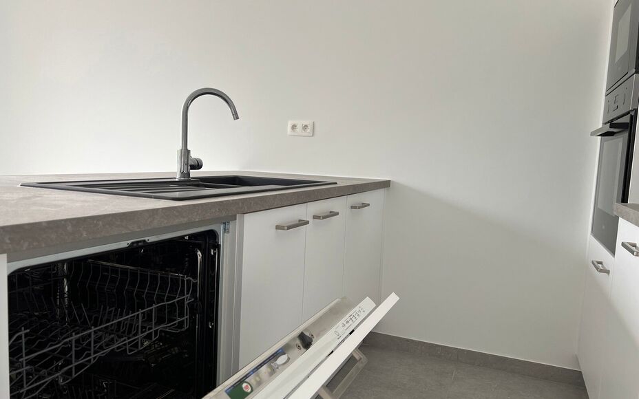Cet appartement de construction nouvelle situé dans le centre d'Opwijk offre tout le confort de la vie dans un endroit unique.

En entrant, vous passez par le hall d'entrée spacieux, puis par une porte en verre de qualité pour accéder au salon. L'espa