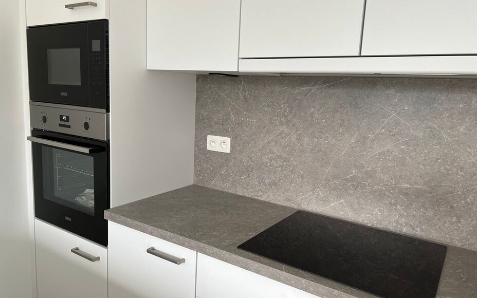 Cet appartement de construction nouvelle situé dans le centre d'Opwijk offre tout le confort de la vie dans un endroit unique.

En entrant, vous passez par le hall d'entrée spacieux, puis par une porte en verre de qualité pour accéder au salon. L'espa