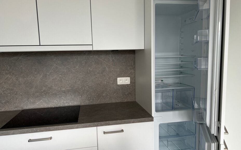 Cet appartement de construction nouvelle situé dans le centre d'Opwijk offre tout le confort de la vie dans un endroit unique.

En entrant, vous passez par le hall d'entrée spacieux, puis par une porte en verre de qualité pour accéder au salon. L'espa