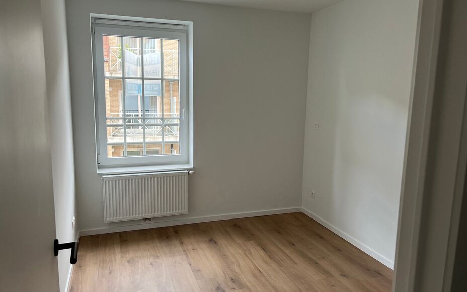 Cet appartement de construction nouvelle situé dans le centre d'Opwijk offre tout le confort de la vie dans un endroit unique.

En entrant, vous passez par le hall d'entrée spacieux, puis par une porte en verre de qualité pour accéder au salon. L'espa