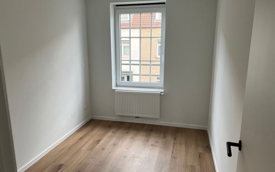 Cet appartement de construction nouvelle situé dans le centre d'Opwijk offre tout le confort de la vie dans un endroit unique.

En entrant, vous passez par le hall d'entrée spacieux, puis par une porte en verre de qualité pour accéder au salon. L'espa