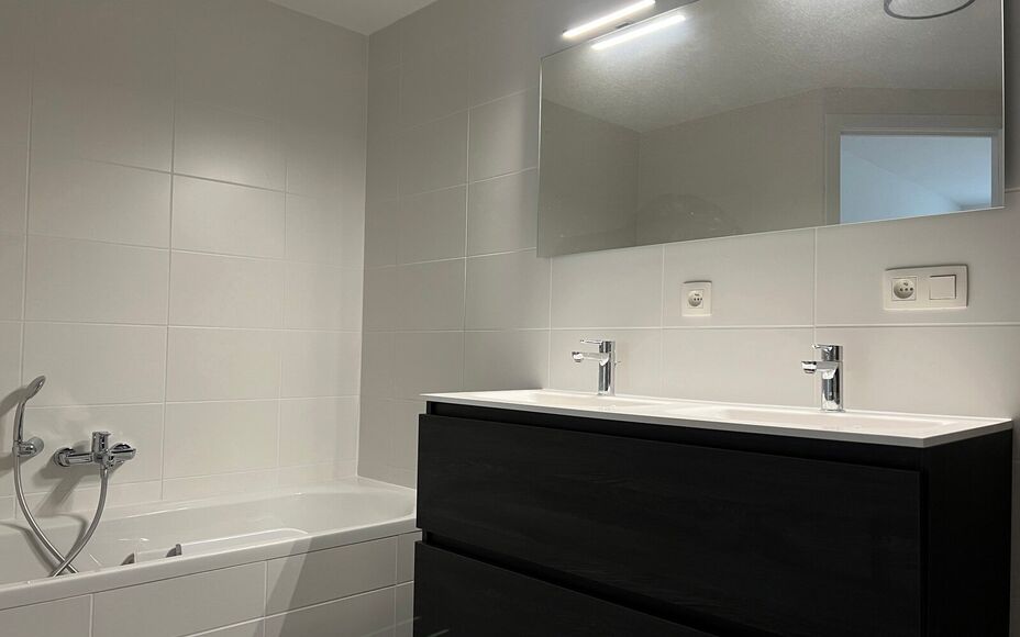 Cet appartement de construction nouvelle situé dans le centre d'Opwijk offre tout le confort de la vie dans un endroit unique.

En entrant, vous passez par le hall d'entrée spacieux, puis par une porte en verre de qualité pour accéder au salon. L'espa