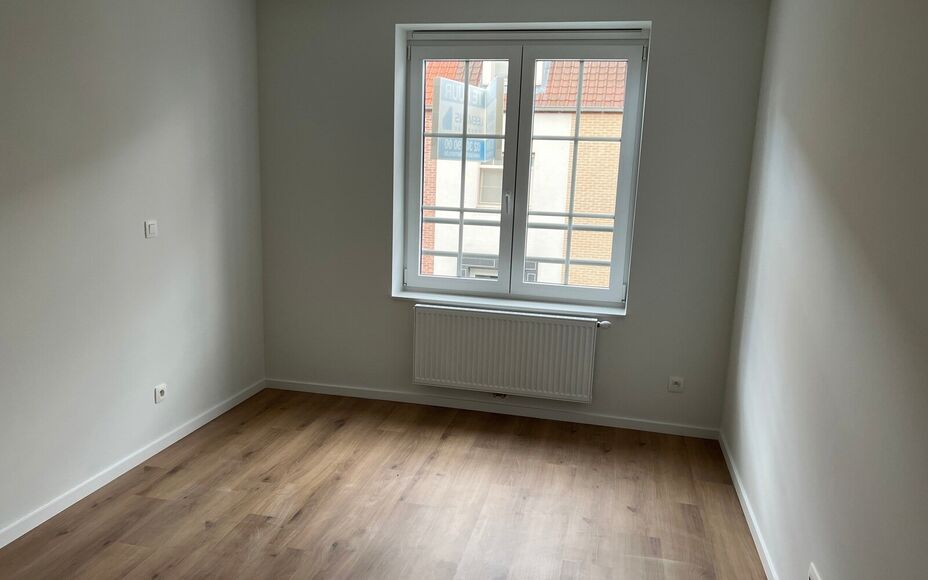 Cet appartement de construction nouvelle situé dans le centre d'Opwijk offre tout le confort de la vie dans un endroit unique.

En entrant, vous passez par le hall d'entrée spacieux, puis par une porte en verre de qualité pour accéder au salon. L'espa