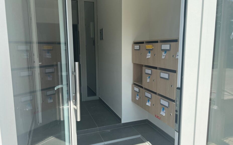 Cet appartement de construction nouvelle situé dans le centre d'Opwijk offre tout le confort de la vie dans un endroit unique.

En entrant, vous passez par le hall d'entrée spacieux, puis par une porte en verre de qualité pour accéder au salon. L'espa