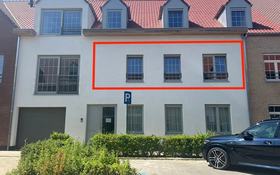 Cet appartement de construction nouvelle situé dans le centre d'Opwijk offre tout le confort de la vie dans un endroit unique.

En entrant, vous passez par le hall d'entrée spacieux, puis par une porte en verre de qualité pour accéder au salon. L'espa