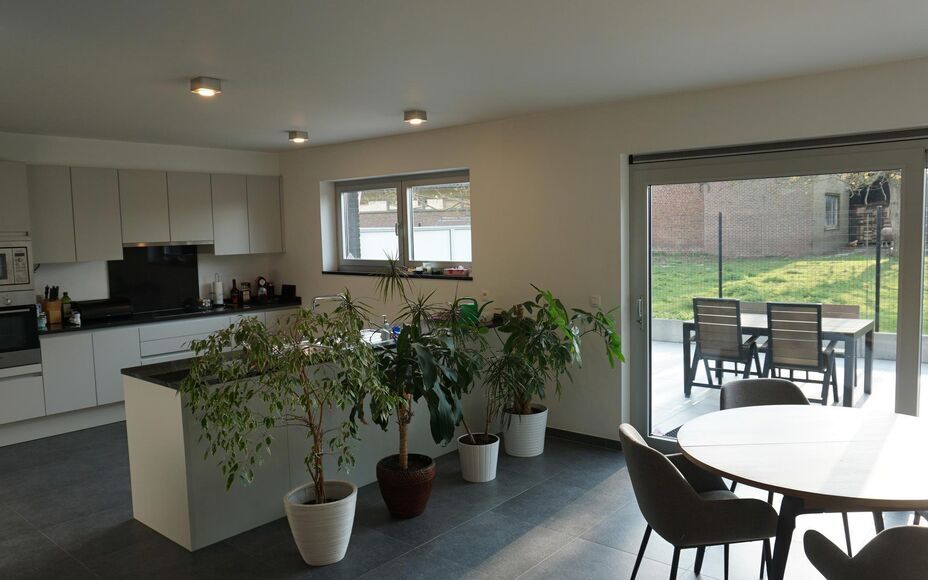 LEEMANS IMMOBILIEN vous propose à la location l'appartement suivant au rez-de-chaussée dans la commune d'Opwijk. 

Il s'agit d'un spacieux appartement de 2 chambres à coucher (nouvelle construction récente BJ 2012) au rez-de-chaussée. L'appartement a