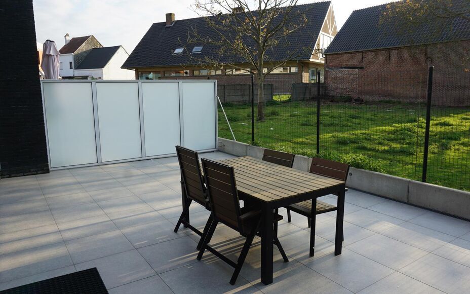 LEEMANS IMMOBILIEN vous propose à la location l'appartement suivant au rez-de-chaussée dans la commune d'Opwijk. 

Il s'agit d'un spacieux appartement de 2 chambres à coucher (nouvelle construction récente BJ 2012) au rez-de-chaussée. L'appartement a