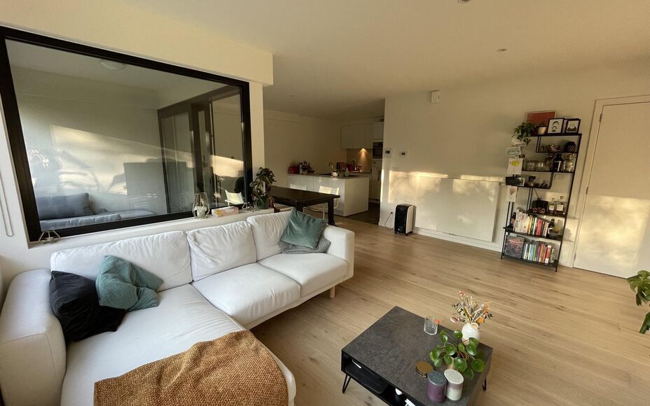 Appartement nouvelle construction à louer à Wemmel. Appartement très agréable. L'appartement se compose d'un hall d'entrée avec toilette, cuisine ouverte avec îlot de cuisson, salon avec accès à la terrasse, une chambre avec salle de bains et une 