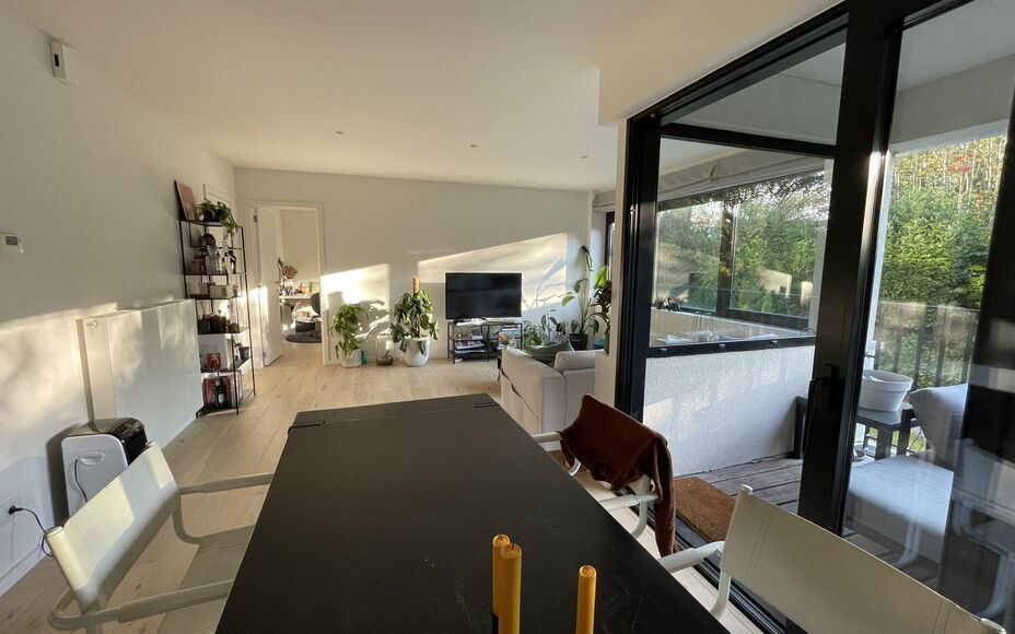 Appartement nouvelle construction à louer à Wemmel. Appartement très agréable. L'appartement se compose d'un hall d'entrée avec toilette, cuisine ouverte avec îlot de cuisson, salon avec accès à la terrasse, une chambre avec salle de bains et une 