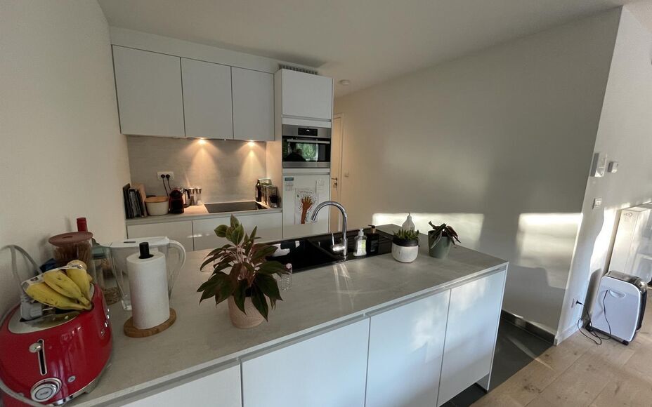 Appartement nouvelle construction à louer à Wemmel. Appartement très agréable. L'appartement se compose d'un hall d'entrée avec toilette, cuisine ouverte avec îlot de cuisson, salon avec accès à la terrasse, une chambre avec salle de bains et une 