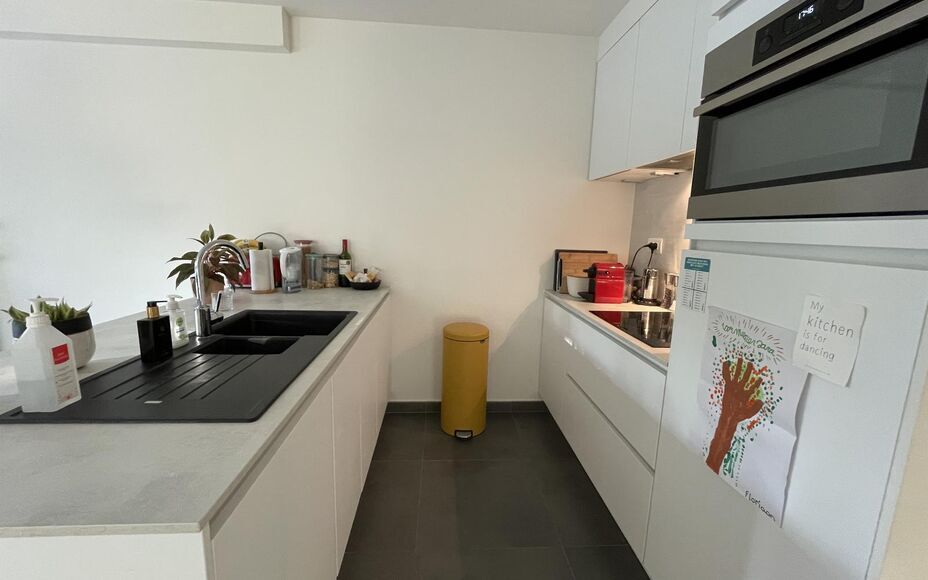 Appartement nouvelle construction à louer à Wemmel. Appartement très agréable. L'appartement se compose d'un hall d'entrée avec toilette, cuisine ouverte avec îlot de cuisson, salon avec accès à la terrasse, une chambre avec salle de bains et une 