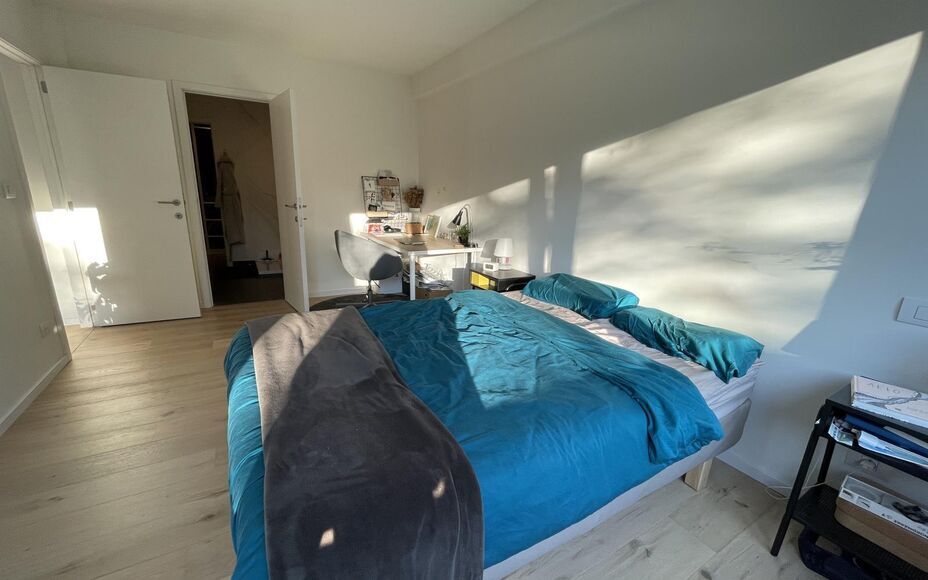 Appartement nouvelle construction à louer à Wemmel. Appartement très agréable. L'appartement se compose d'un hall d'entrée avec toilette, cuisine ouverte avec îlot de cuisson, salon avec accès à la terrasse, une chambre avec salle de bains et une 