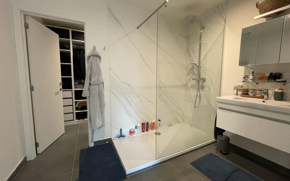 Appartement nouvelle construction à louer à Wemmel. Appartement très agréable. L'appartement se compose d'un hall d'entrée avec toilette, cuisine ouverte avec îlot de cuisson, salon avec accès à la terrasse, une chambre avec salle de bains et une 