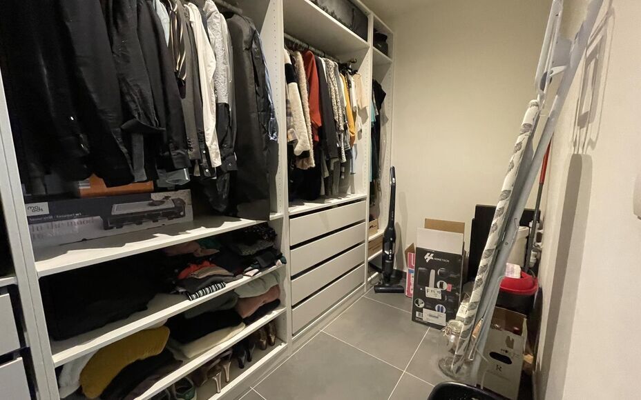Appartement nouvelle construction à louer à Wemmel. Appartement très agréable. L'appartement se compose d'un hall d'entrée avec toilette, cuisine ouverte avec îlot de cuisson, salon avec accès à la terrasse, une chambre avec salle de bains et une 