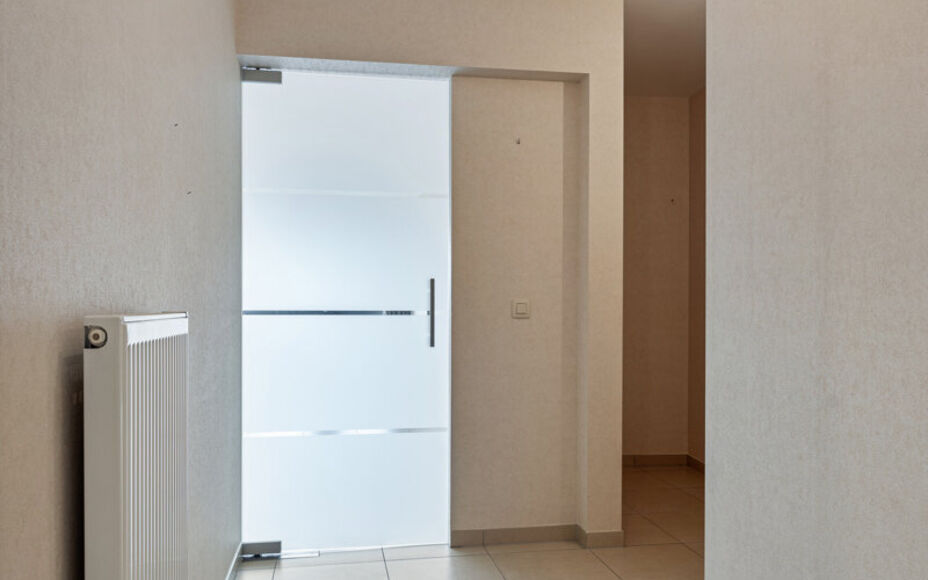 Leemans Immobiliën vous présente cet appartement moderne, idéalement situé au coeur d'Asse. Bénéficiez de la proximité de toutes les commodités : commerces, écoles, transports en commun, infrastructures sportives et grands axes routiers sont acce